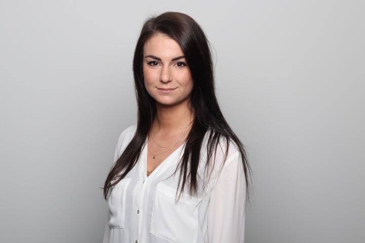 Frau Carolin Köhler